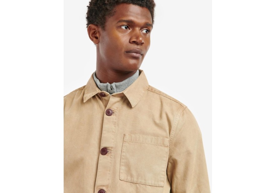 Cette surchemise beige de la marque Barbour est en coton doux.
