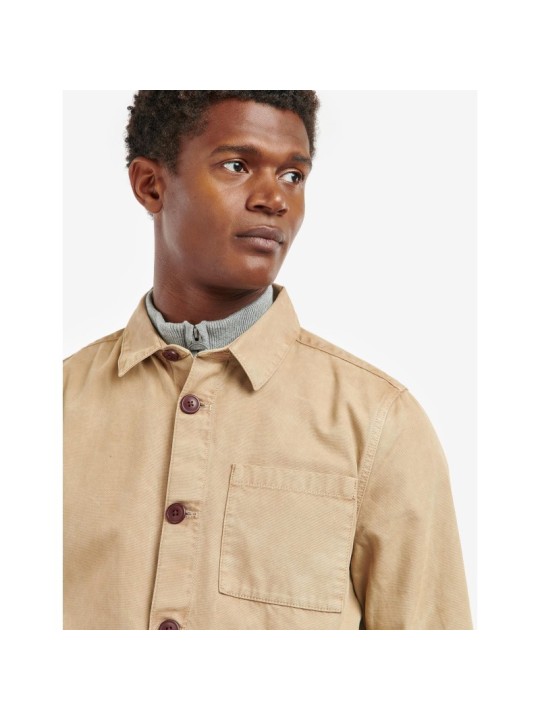 Cette surchemise beige de la marque Barbour est en coton doux.