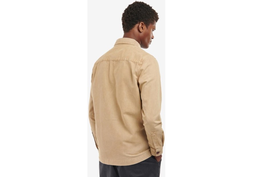 Cette surchemise beige de la marque Barbour est en coton doux.