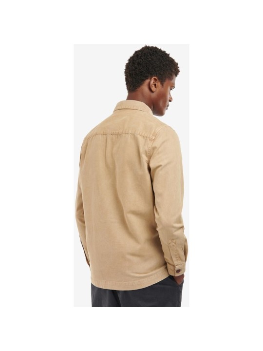 Cette surchemise beige de la marque Barbour est en coton doux.