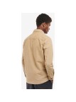 Cette surchemise beige de la marque Barbour est en coton doux.