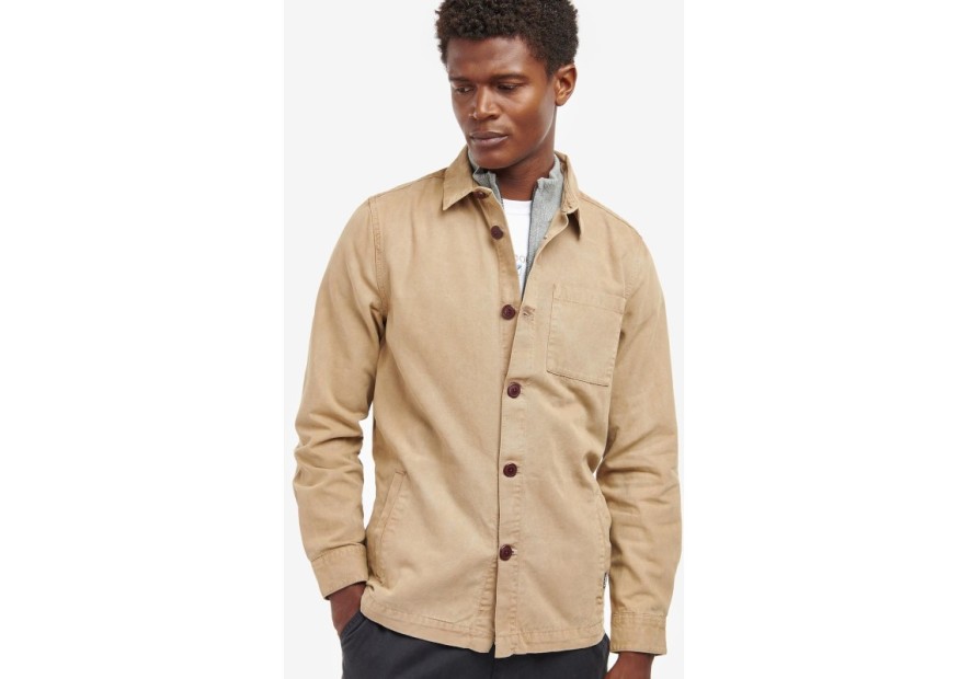 Cette surchemise beige de la marque Barbour est en coton doux.