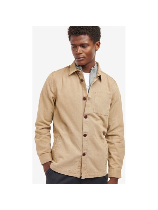 Cette surchemise beige de la marque Barbour est en coton doux.