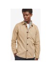 Cette surchemise beige de la marque Barbour est en coton doux.