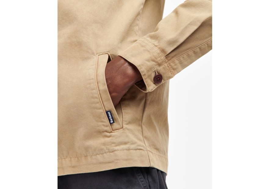 Cette surchemise beige de la marque Barbour est en coton doux.