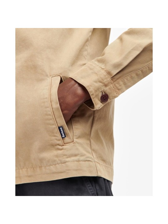 Cette surchemise beige de la marque Barbour est en coton doux.
