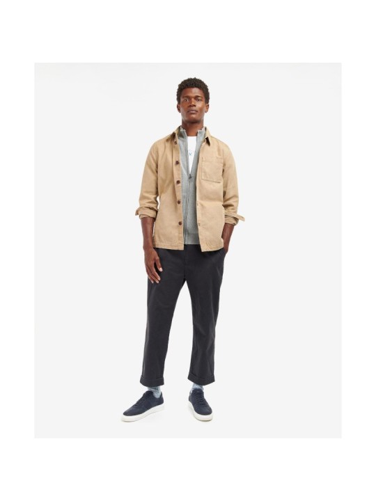 Cette surchemise beige de la marque Barbour est en coton doux.