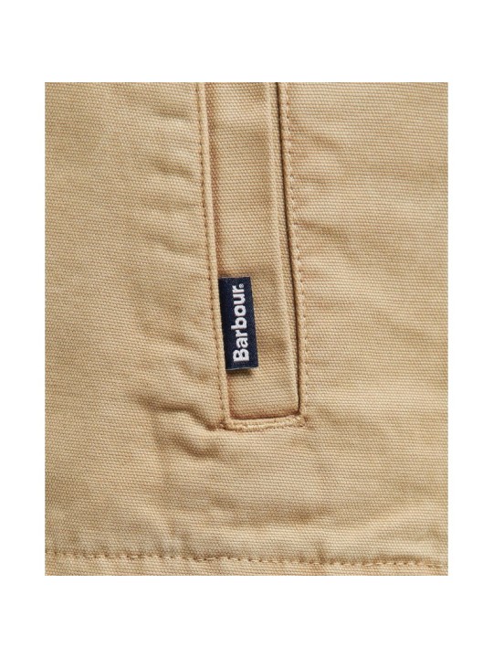 Cette surchemise beige de la marque Barbour est en coton doux.